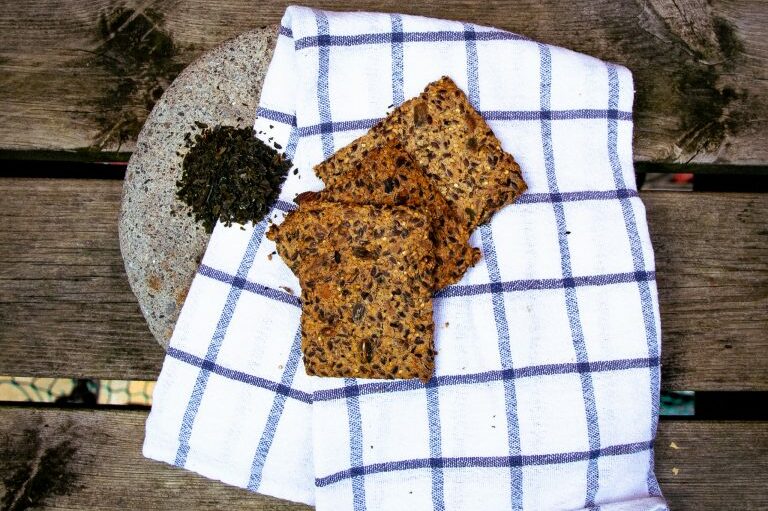 crisp bread with seaweed knekkebrød
