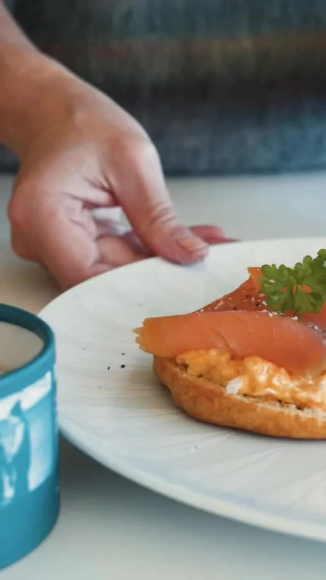 Easter mornings made easy 🐣🌿

These protein rolls with smoked salmon and scrambled eggs are the perfect mix of fresh, filling and simple to make. Ideal for a slow Easter breakfast or a quick lunch in the sun. 
Find the recipe via link in bio 🌿