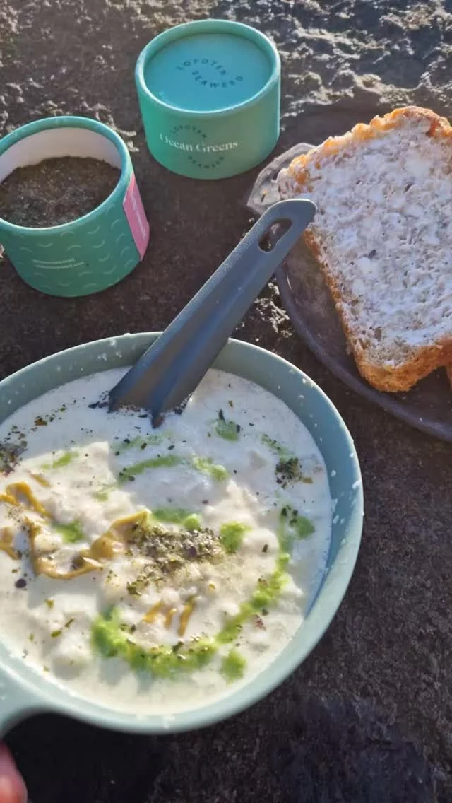 A warm, creamy fish soup tastes even better outside 🎣

Next time you head outdoors, why not make dinner part of the adventure? Bring a fishing rod, use the seaweed you find along the shore, and make a simple creamy fish soup with what you have on hand. Make sure you bring your box of Arctic Ocean Greens in your backpack, and you are set for dinner on the rocks 🌿👌🏻